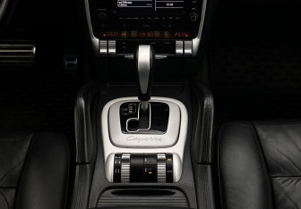 Подержанный автомобиль Porsche Cayenne 2004 года (12 фото)