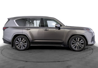 Подержанный автомобиль Lexus LX 2024 года (4 фото)