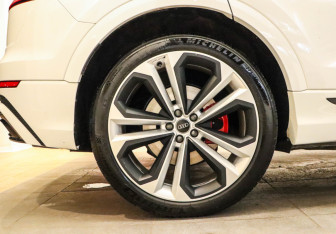 Подержанный автомобиль Audi Q8 2018 года (30 фото)