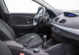 Подержанный автомобиль Renault Fluence 2012 года (9 фото)