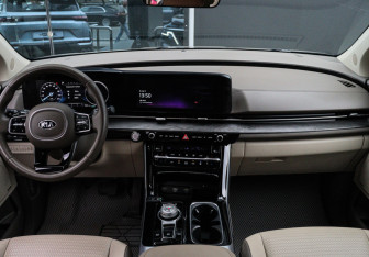 Подержанный автомобиль Kia Carnival 2020 года (9 фото)