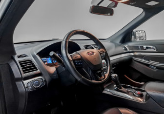 Подержанный автомобиль Ford Explorer 2019 года (16 фото)
