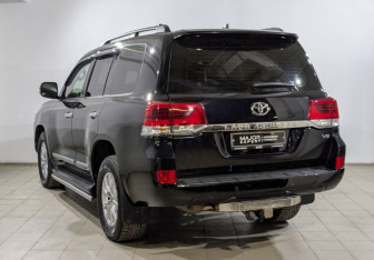 Подержанный автомобиль Toyota Land Cruiser Suv 2016 года (30 фото)