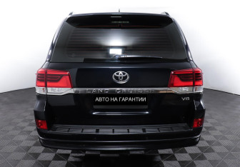 Подержанный автомобиль Toyota Land Cruiser Suv 2019 года (6 фото)