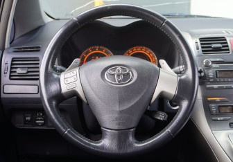 Подержанный автомобиль Toyota Auris Hatchback 2007 года (12 фото)