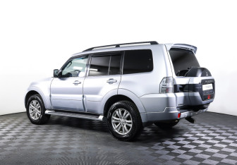 Подержанный автомобиль Mitsubishi Pajero 2015 года (7 фото)