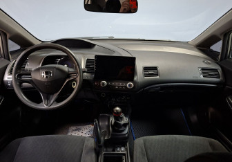 Подержанный автомобиль Honda Civic Sedan 2010 года (17 фото)