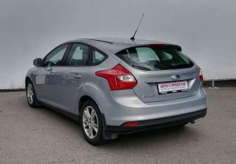 Подержанный автомобиль Ford Focus Sedan 2012 года (7 фото)