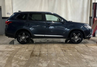 Подержанный автомобиль Mitsubishi Outlander 2018 года (4 фото)