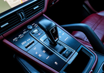 Подержанный автомобиль Porsche Cayenne 2020 года (26 фото)