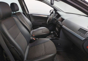Подержанный автомобиль Opel Astra Hatchback 2008 года (9 фото)