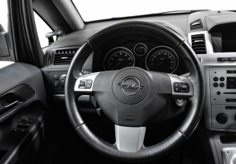 Подержанный автомобиль Opel Zafira Compactvan 2010 года (10 фото)