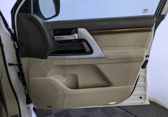 Подержанный автомобиль Toyota Land Cruiser Suv 2016 года (25 фото)