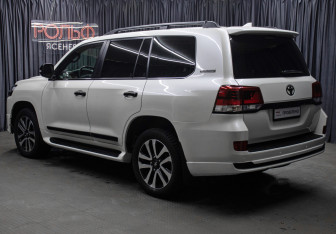 Подержанный автомобиль Toyota Land Cruiser Suv 2018 года (7 фото)