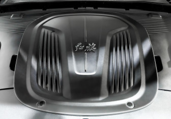 Подержанный автомобиль Hongqi E-HS9 2023 года (9 фото)