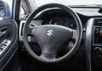 Подержанный автомобиль Suzuki Liana Wagon 2005 года (15 фото)