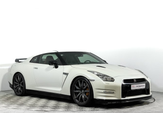 Подержанный автомобиль Nissan GT-R 2011 года (3 фото)