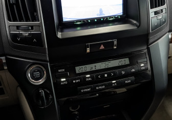 Подержанный автомобиль Toyota Land Cruiser Suv 2012 года (25 фото)