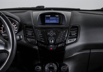 Подержанный автомобиль Ford Fiesta Hatchback 2015 года (13 фото)