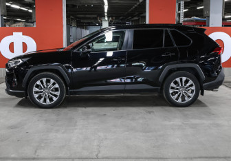 Подержанный автомобиль Toyota RAV4 2021 года (8 фото)