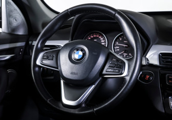 Подержанный автомобиль BMW X1 2016 года (15 фото)