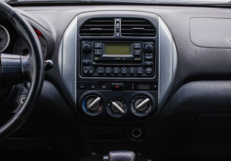Подержанный автомобиль Toyota RAV4 2005 года (14 фото)