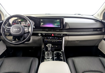 Подержанный автомобиль Kia Carnival 2022 года (16 фото)