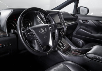 Подержанный автомобиль Toyota Alphard 2019 года (14 фото)
