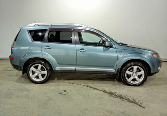 Подержанный автомобиль Mitsubishi Outlander 2006 года (8 фото)