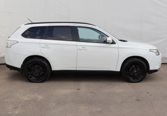Подержанный автомобиль Mitsubishi Outlander 2012 года (7 фото)