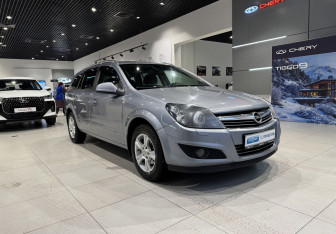 Подержанный автомобиль Opel Astra Wagon 2011 года (3 фото)