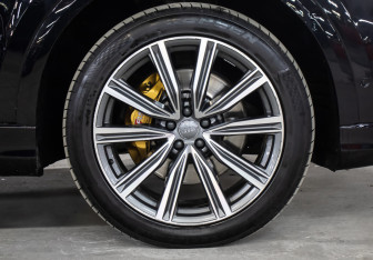 Подержанный автомобиль Audi Q8 2020 года (31 фото)