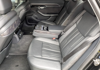 Подержанный автомобиль Audi A8 2021 года (12 фото)