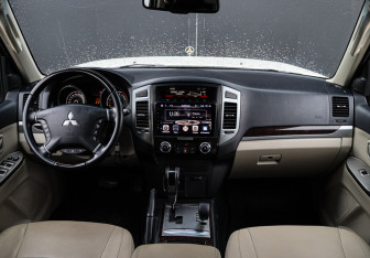 Подержанный автомобиль Mitsubishi Pajero 2019 года (10 фото)