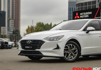 Подержанный автомобиль Hyundai Sonata 2020 года (15 фото)