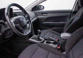 Подержанный автомобиль Hyundai Elantra Sedan 2018 года (10 фото)
