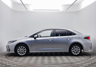 Подержанный автомобиль Toyota Corolla Sedan 2022 года (8 фото)
