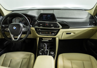 Подержанный автомобиль BMW X3 2018 года (12 фото)