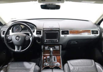 Подержанный автомобиль Volkswagen Touareg 2016 года (14 фото)