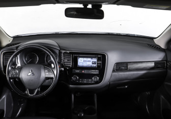 Подержанный автомобиль Mitsubishi Outlander 2015 года (17 фото)