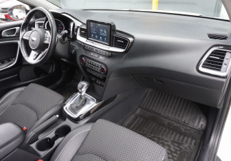 Подержанный автомобиль Kia Ceed Hatchback 2018 года (11 фото)
