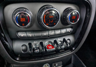 Подержанный автомобиль MINI Clubman Wagon 2019 года (25 фото)