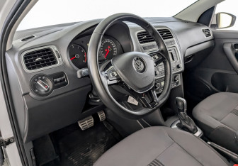 Подержанный автомобиль Volkswagen Polo Sedan 2016 года (16 фото)