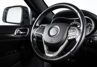 Подержанный автомобиль Jeep Grand Cherokee 2016 года (13 фото)