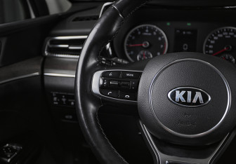 Подержанный автомобиль Kia K5 2020 года (12 фото)