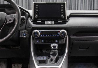 Подержанный автомобиль Toyota RAV4 2021 года (14 фото)