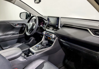 Подержанный автомобиль Toyota RAV4 2020 года (11 фото)