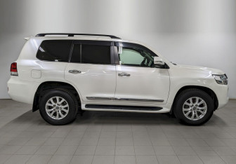 Подержанный автомобиль Toyota Land Cruiser Suv 2016 года (4 фото)