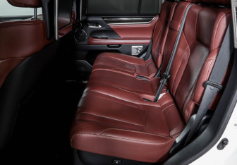 Подержанный автомобиль Lexus LX 2017 года (10 фото)