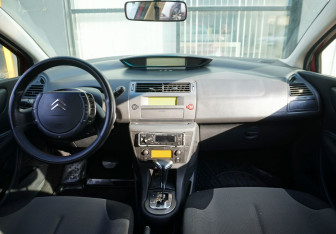 Подержанный автомобиль Citroen C4 Hatchback 2010 года (11 фото)